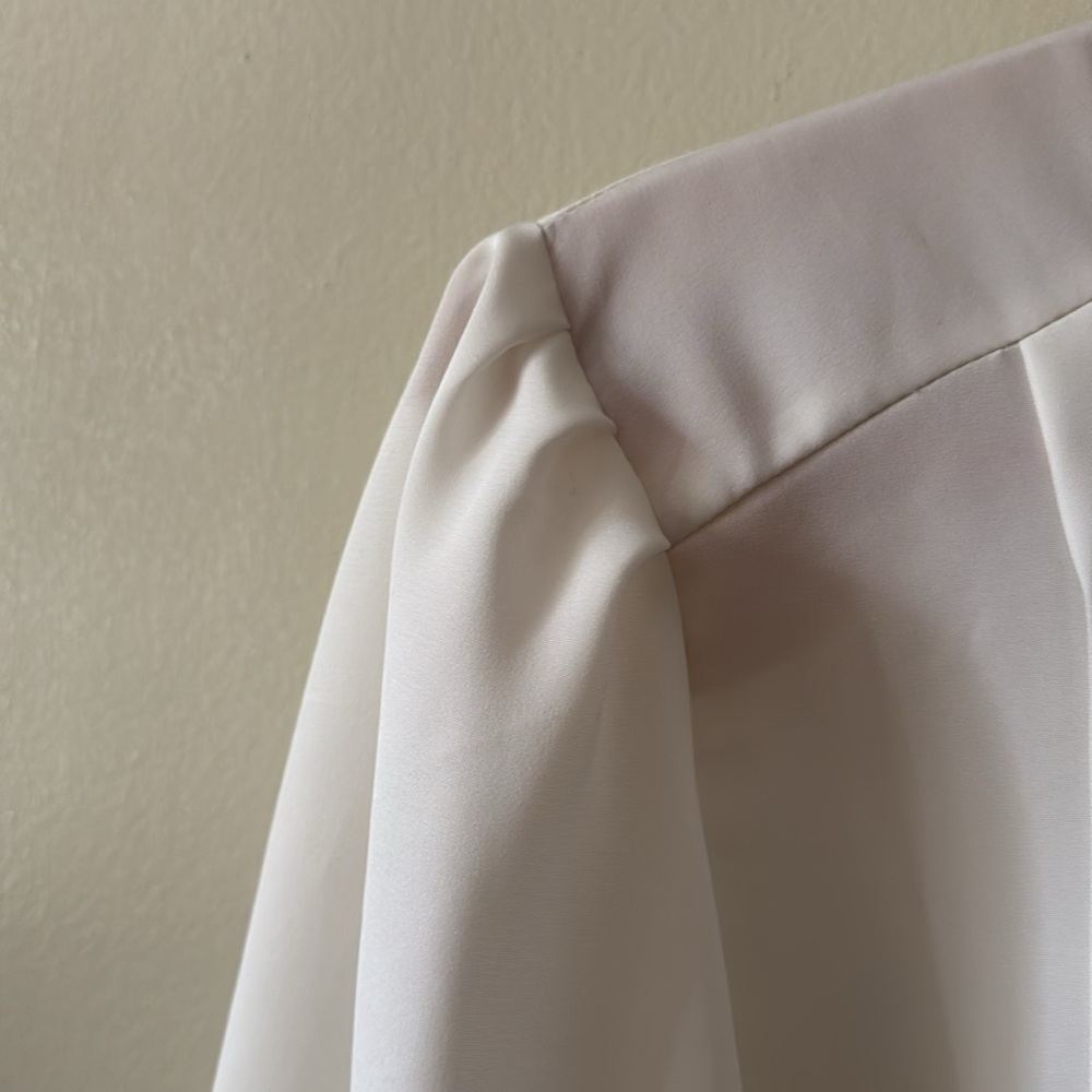 🍦🍨🍦🍨Ivory blouse - Picture 5 of 8